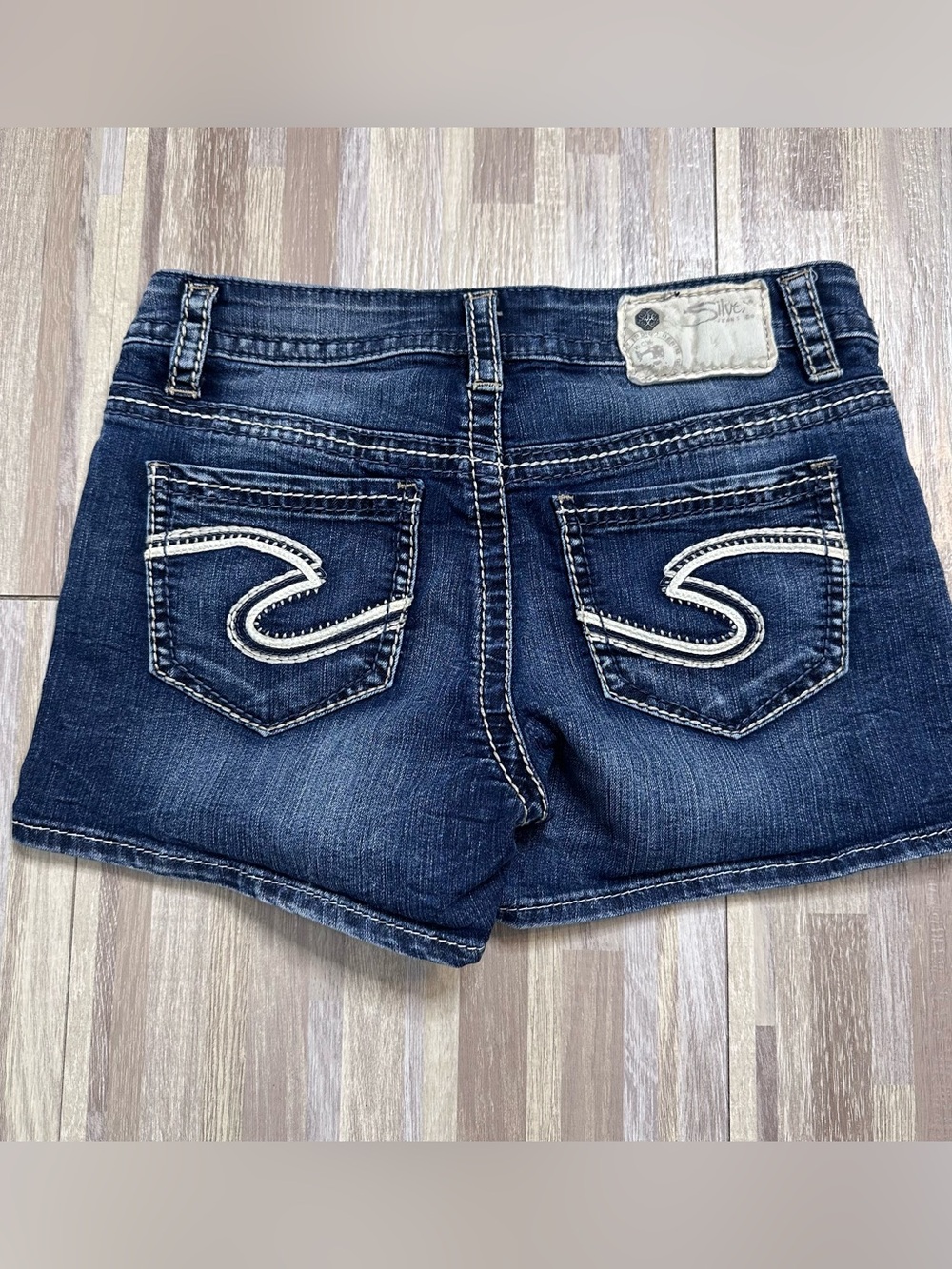 Silver Jeans Dark Indigo Denim Shorts With Embroidered Pockets Women’s 26” - Picture 9 of 14
